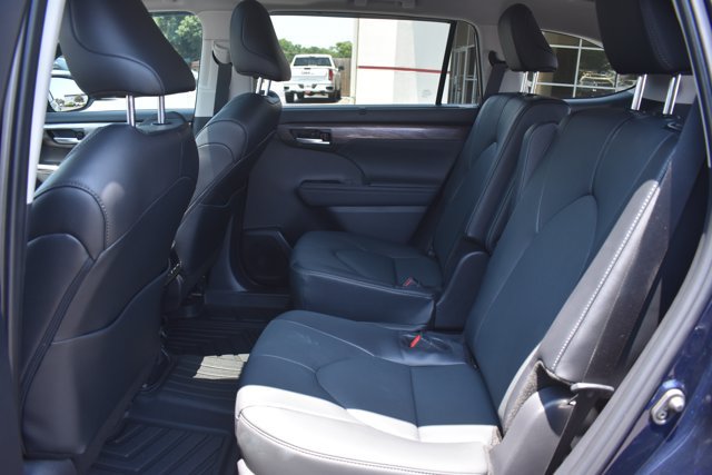 Used 2025 Toyota Highlander Limited FWD image 16