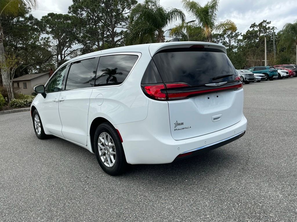 Used 2023 Chrysler Pacifica Touring-L image 7