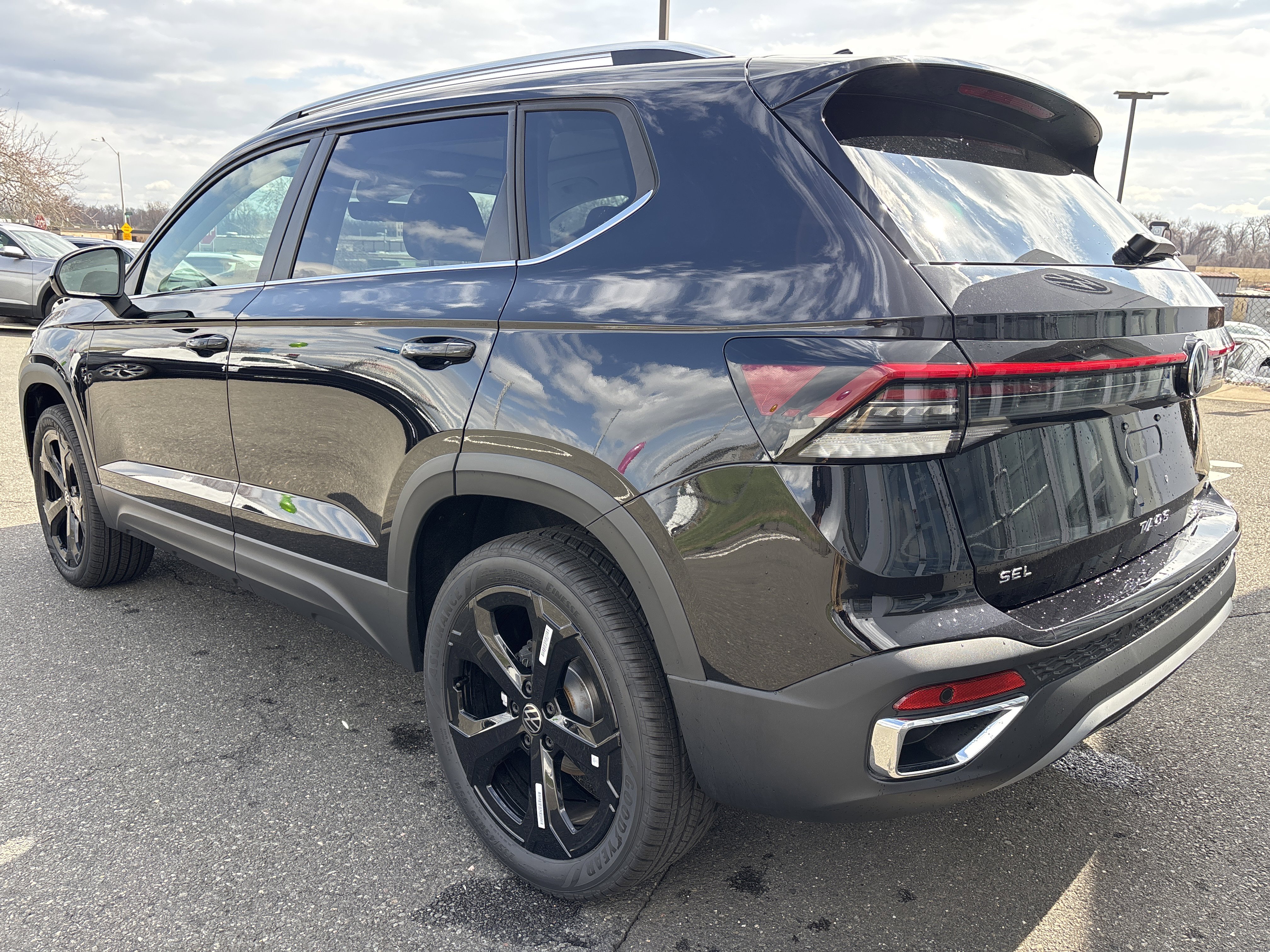New 2026 Volkswagen Taos SEL AWD/4WD image 3