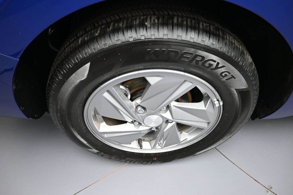 Used 2025 Hyundai Elantra SE FWD image 12
