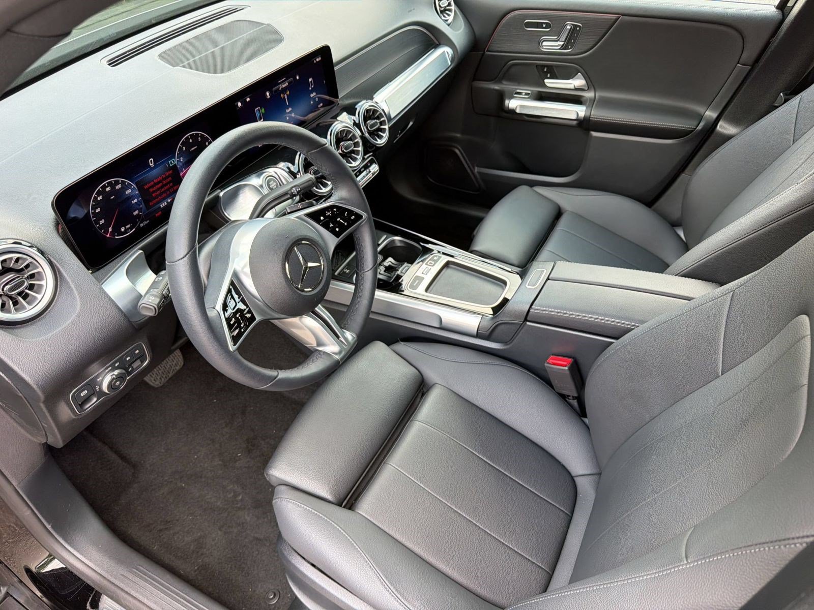 Used 2025 Mercedes-Benz GLB 250 image 4