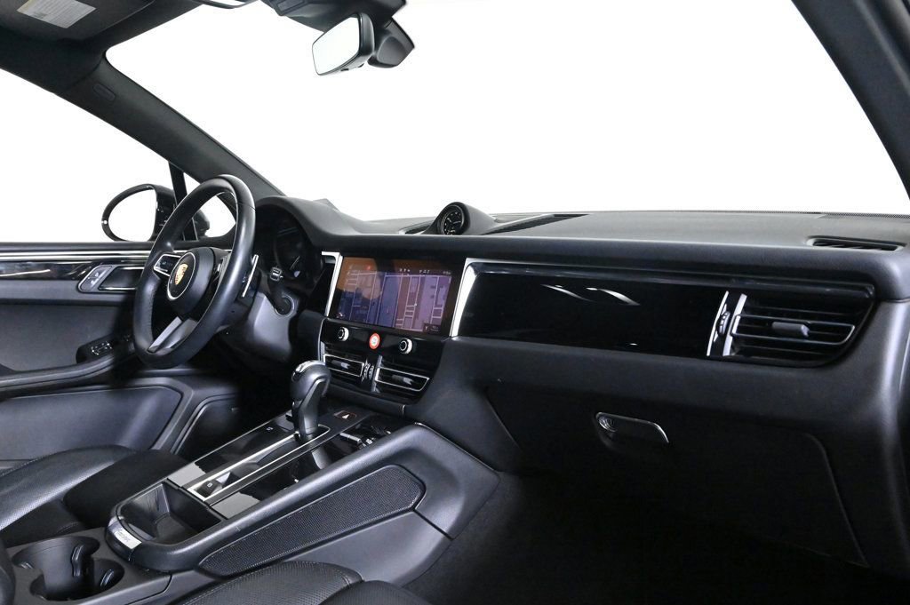 Certified 2024 Porsche Macan image 17