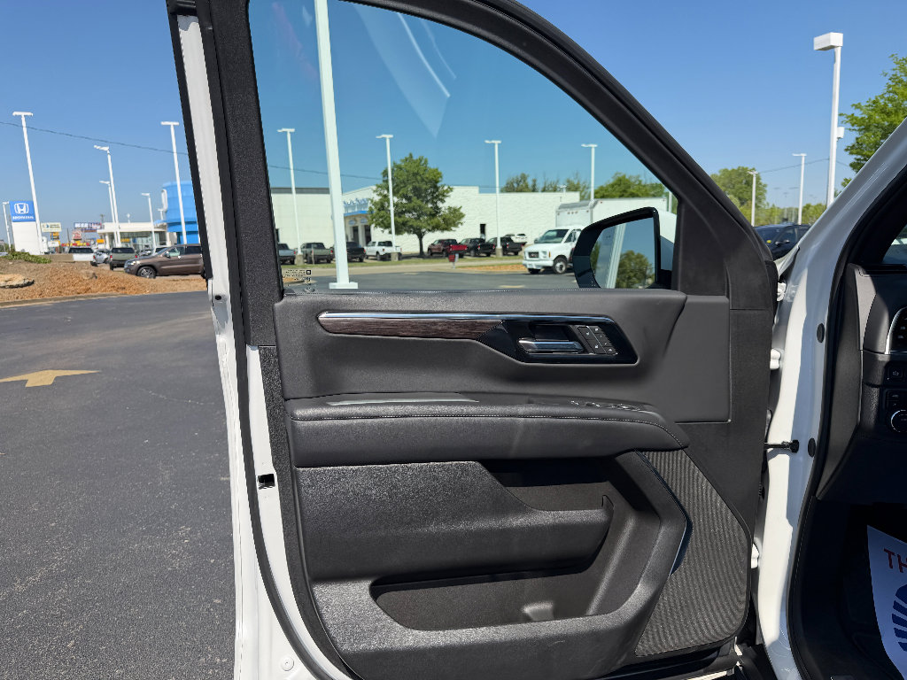 Used 2025 Chevrolet Suburban Z71 AWD/4WD image 28