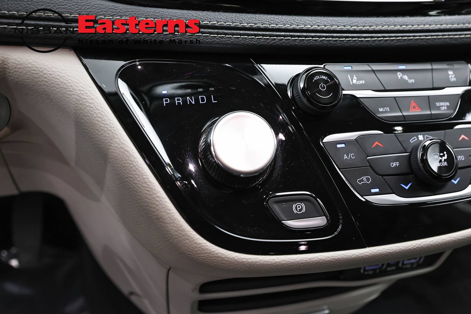 Used 2023 Chrysler Pacifica Touring-L FWD image 13