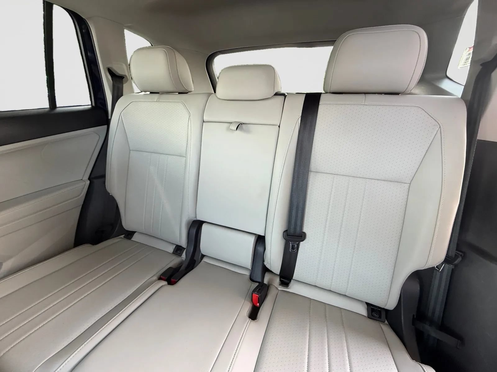 Used 2023 Volkswagen Tiguan SE w/ Panoramic Sunroof Package AWD/4WD image 15
