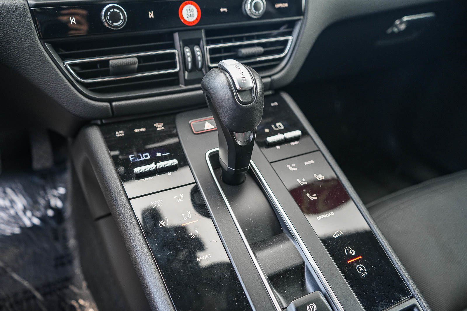 Used 2023 Porsche Macan AWD/4WD image 18