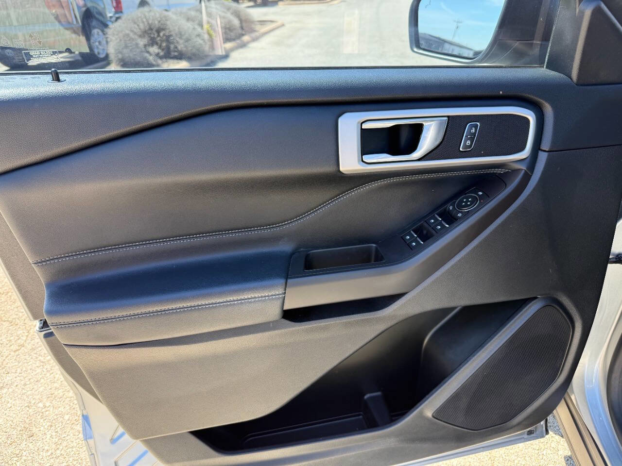 Used 2020 Ford Explorer XLT w/ Equipment Group 202A RWD image 11