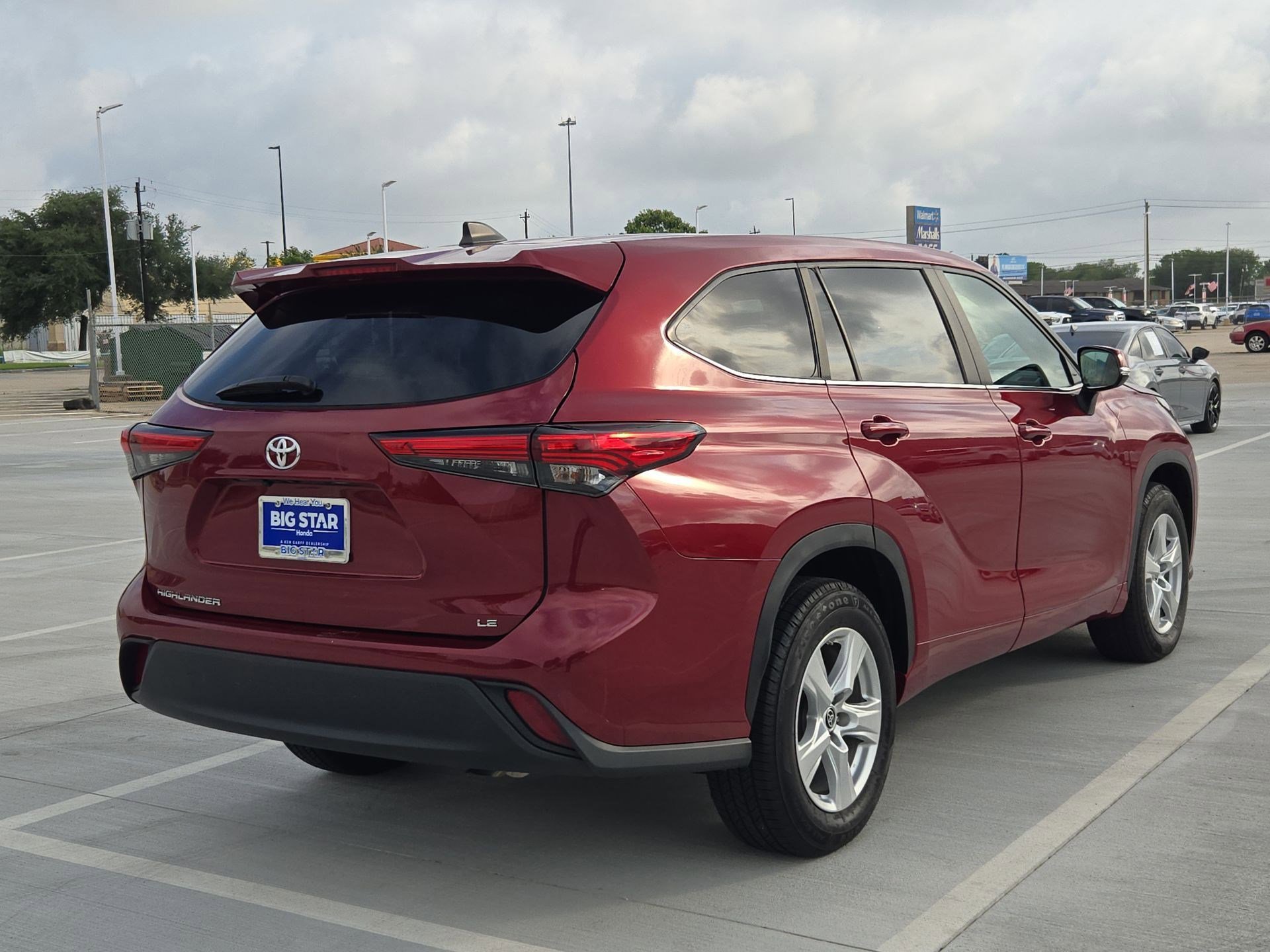 Used 2023 Toyota Highlander LE FWD image 3