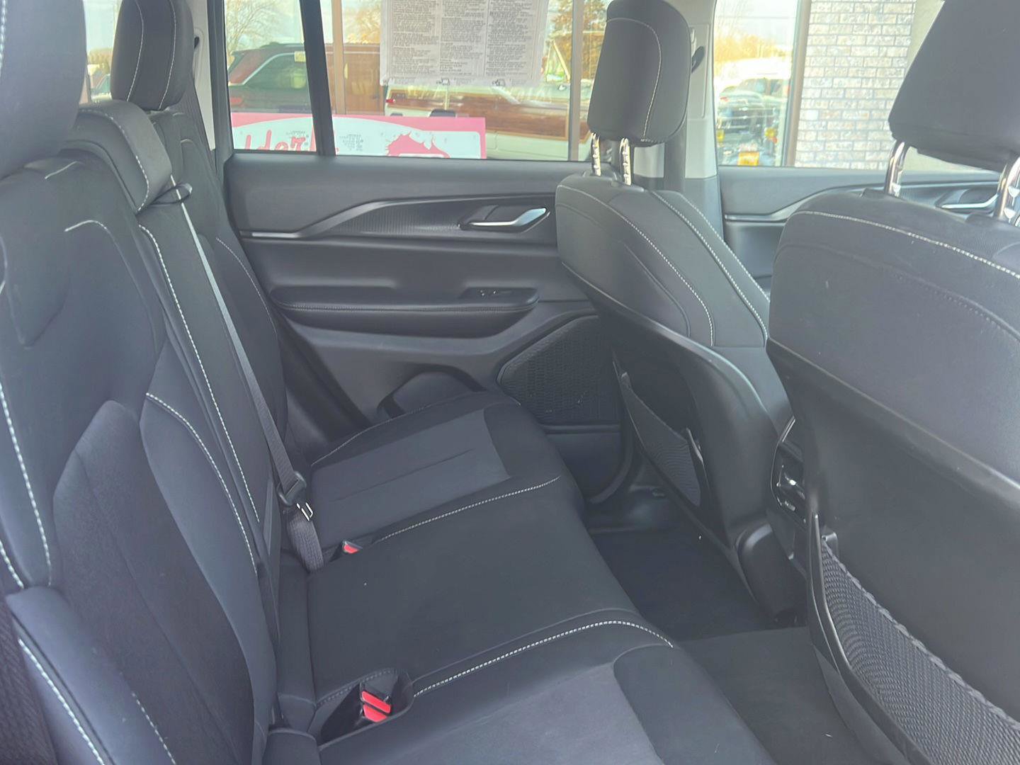 Used 2023 Jeep Grand Cherokee Laredo image 17