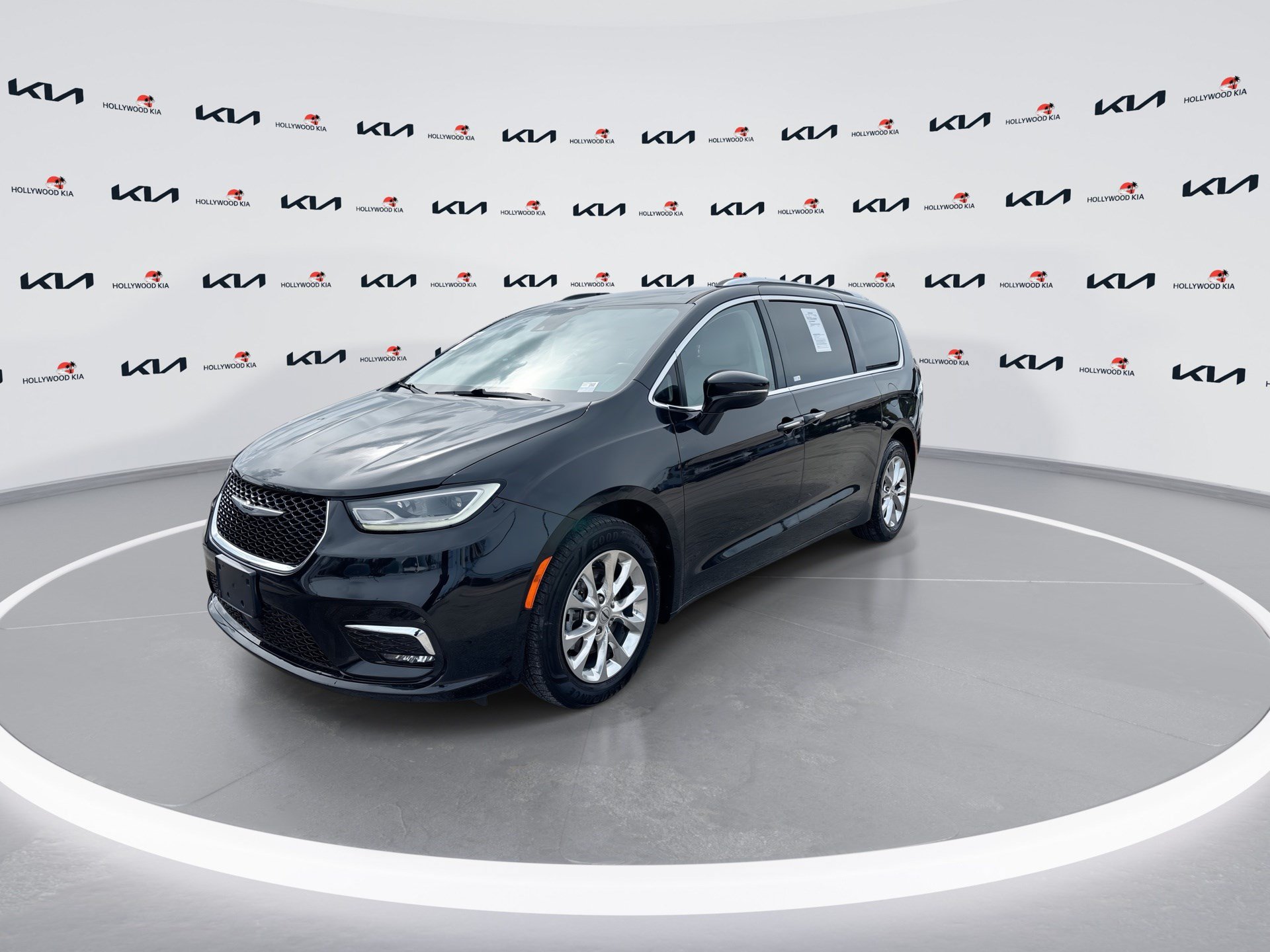 Used 2021 Chrysler Pacifica Touring-L FWD image 4