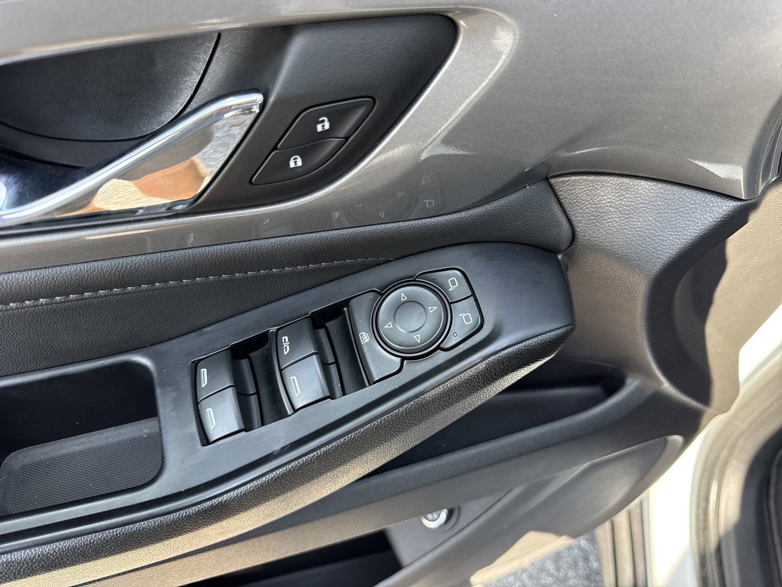 Used 2023 Chevrolet Traverse LT FWD image 15