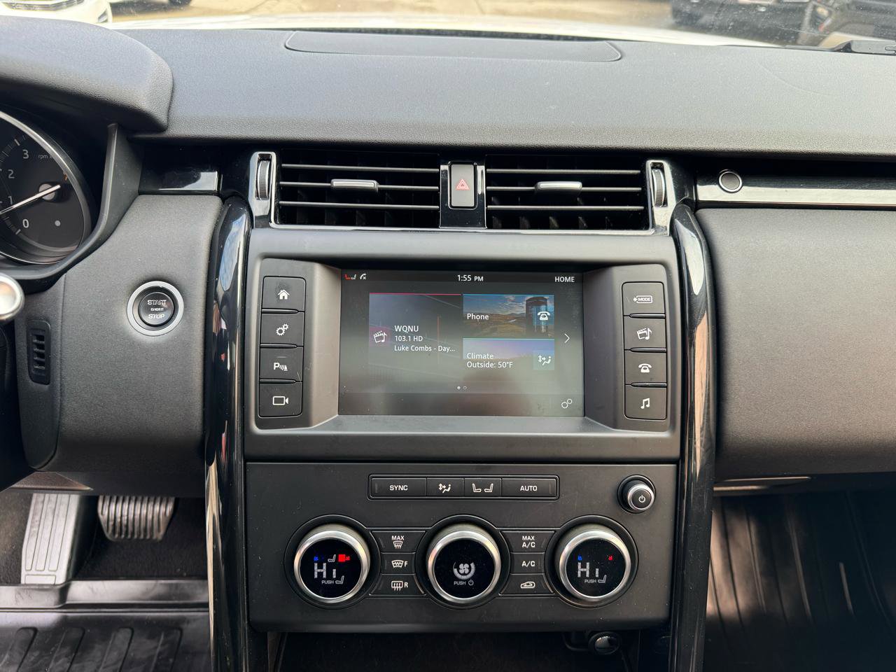 Used 2017 Land Rover Discovery SE image 32