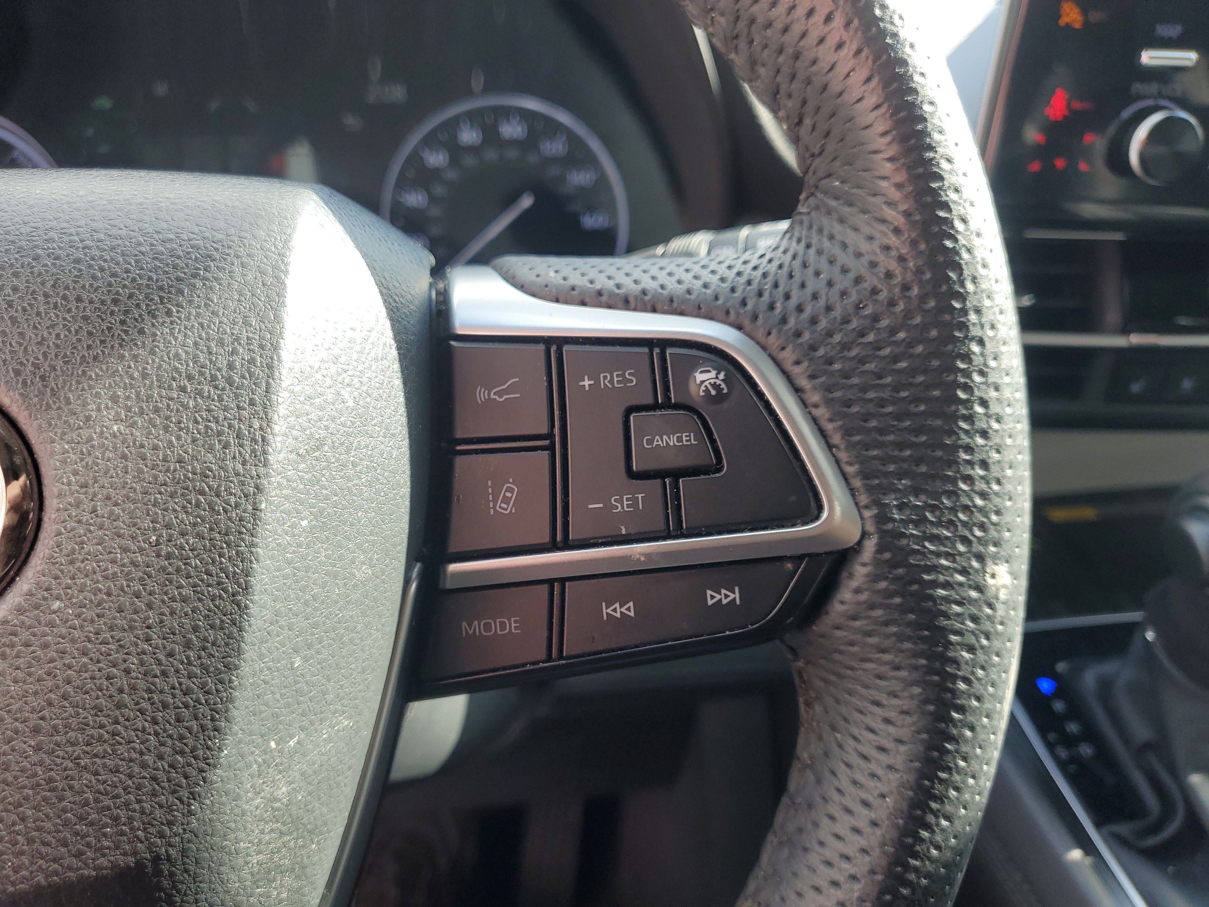 Used 2023 Toyota Sienna Limited image 19