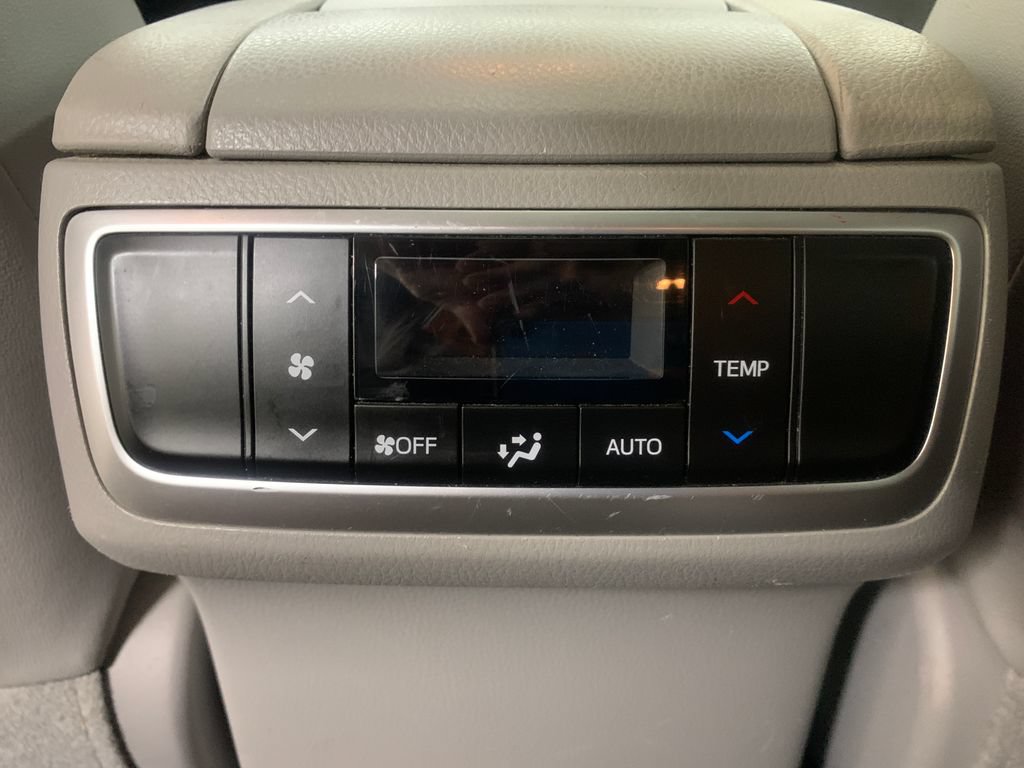 Used 2019 Toyota Highlander XLE AWD/4WD image 22