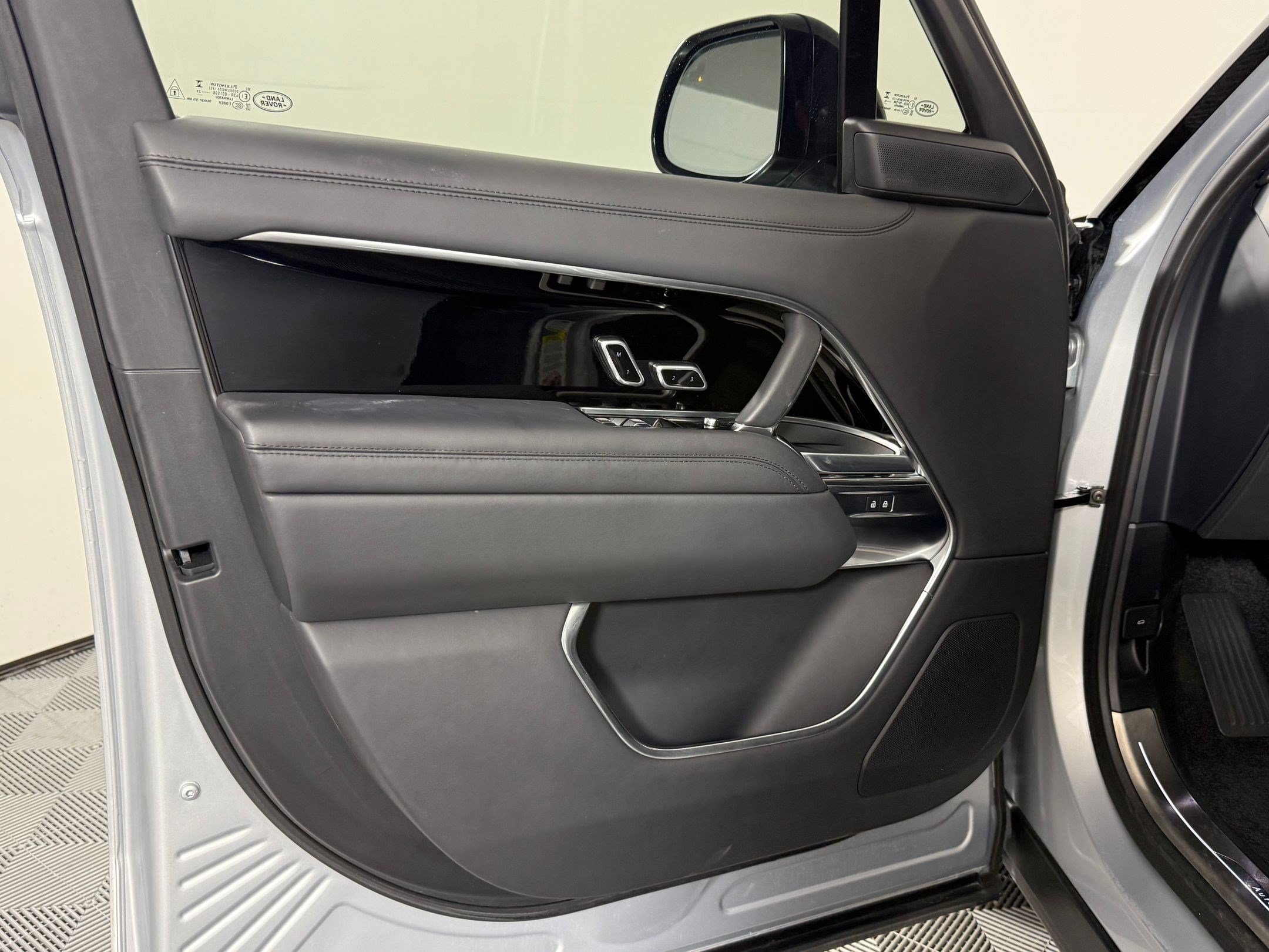 Used 2023 Land Rover Range Rover Autobiography AWD/4WD image 24