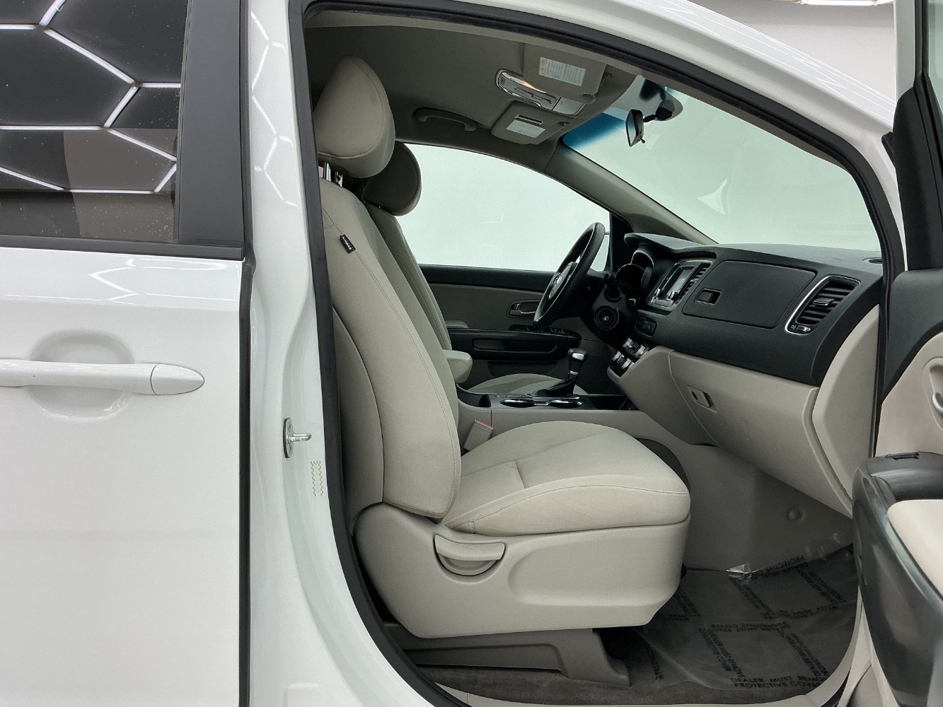 Used 2020 Kia Sedona L FWD image 15