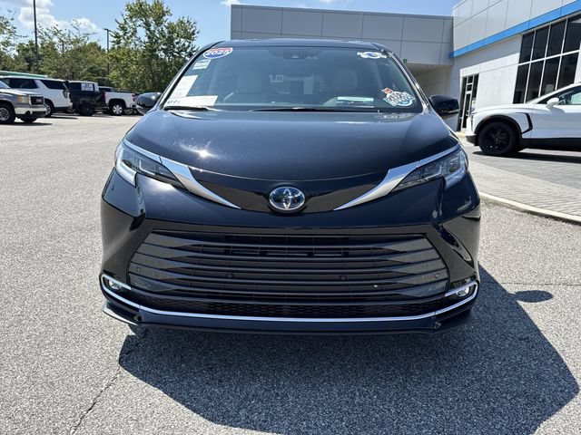 Used 2025 Toyota Sienna Limited AWD/4WD image 8