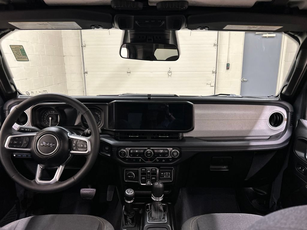 Used 2025 Jeep Wrangler Unlimited Sahara w/ Safety Group AWD/4WD image 18