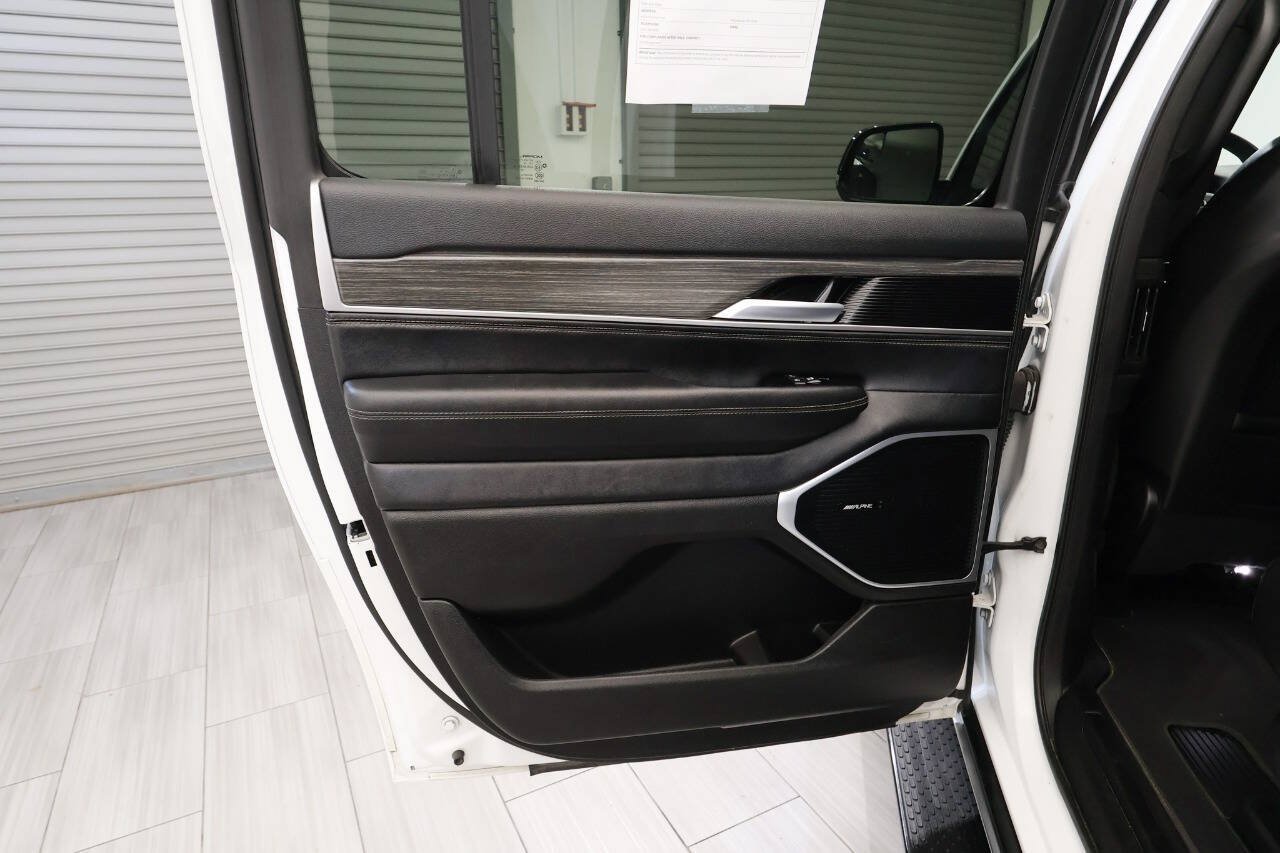 Used 2024 Jeep Wagoneer L Series II w/ Flexible Seating Group AWD/4WD image 16