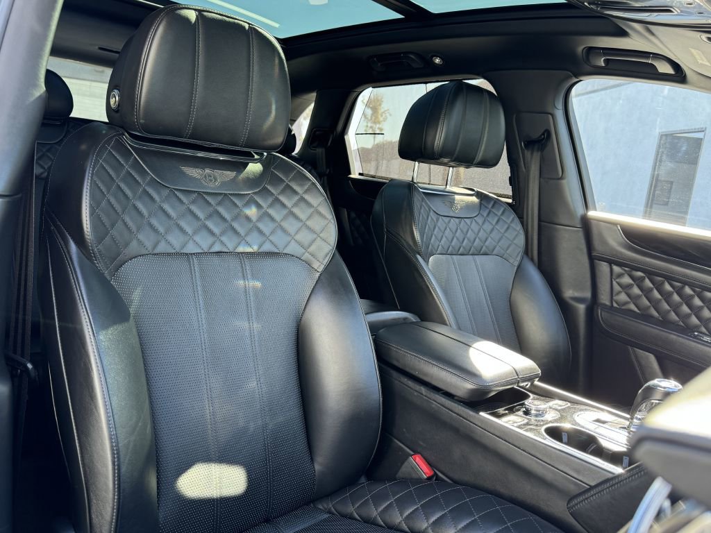 Used 2017 Bentley Bentayga image 18