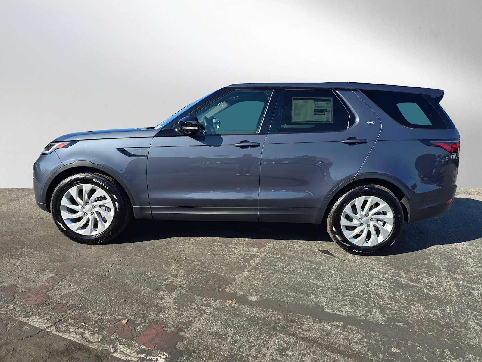 New 2025 Land Rover Discovery S image 2
