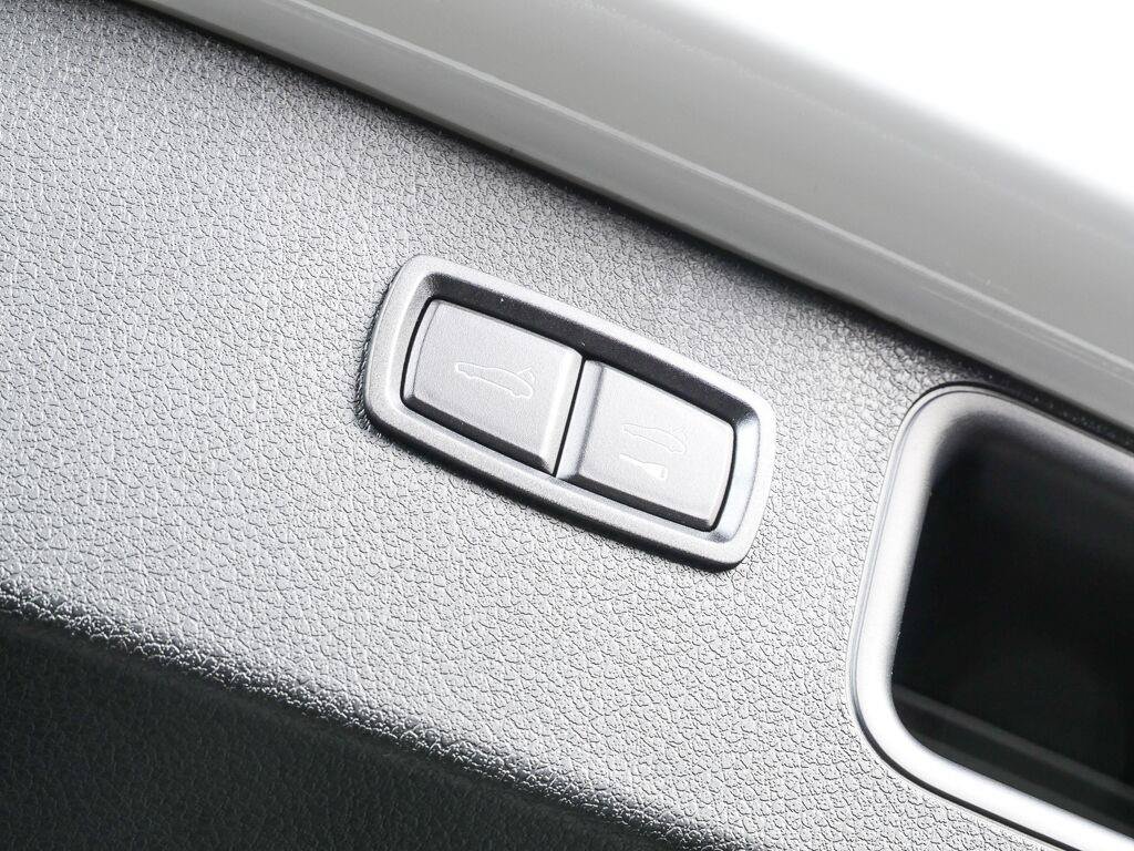 Certified 2026 Porsche Macan AWD/4WD image 32
