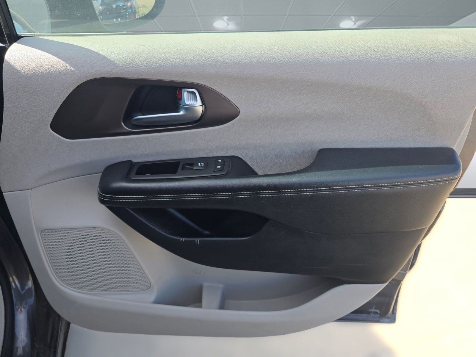 Used 2020 Chrysler Voyager Lxi image 26