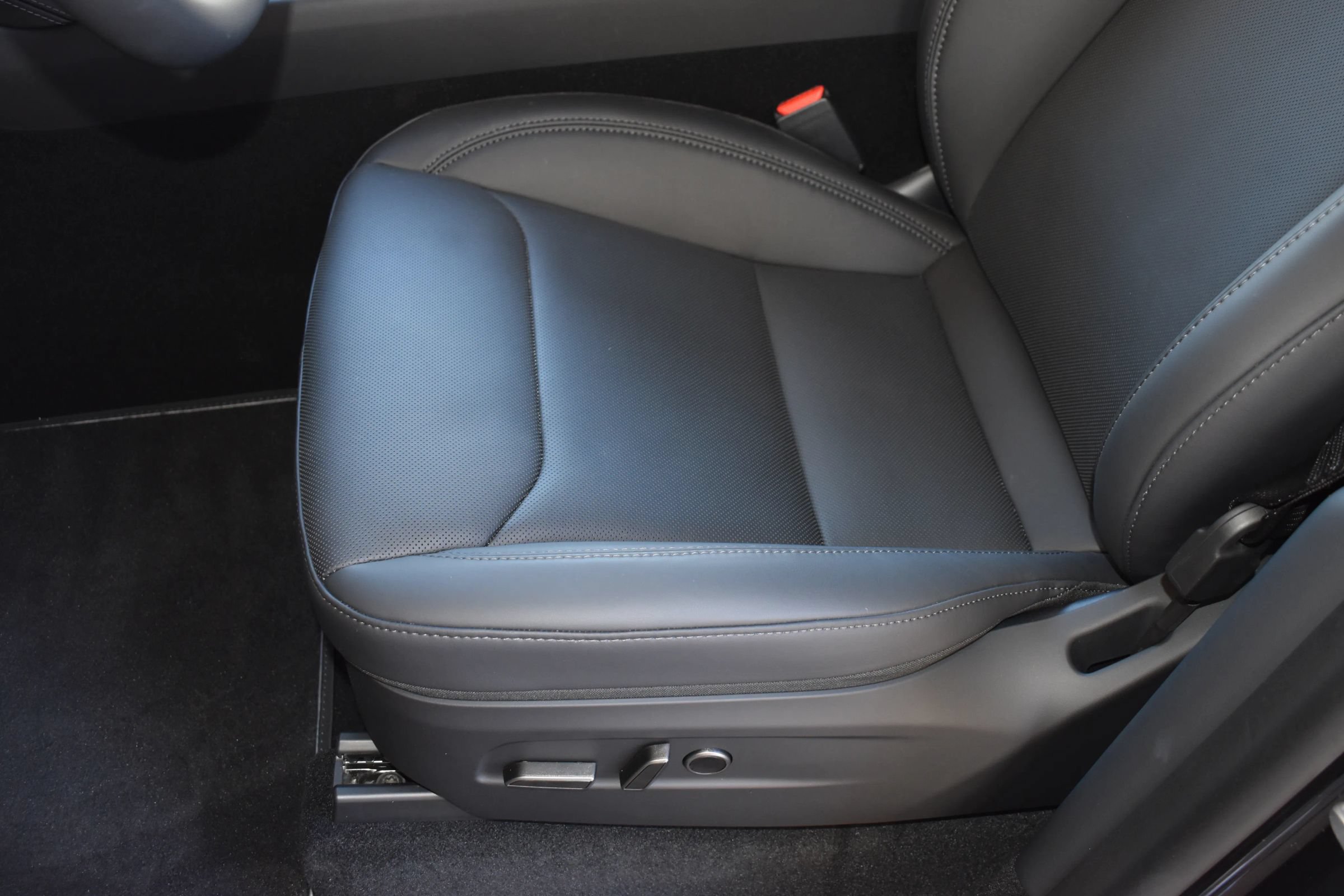 Used 2026 Tesla Model Y Long Range RWD image 9