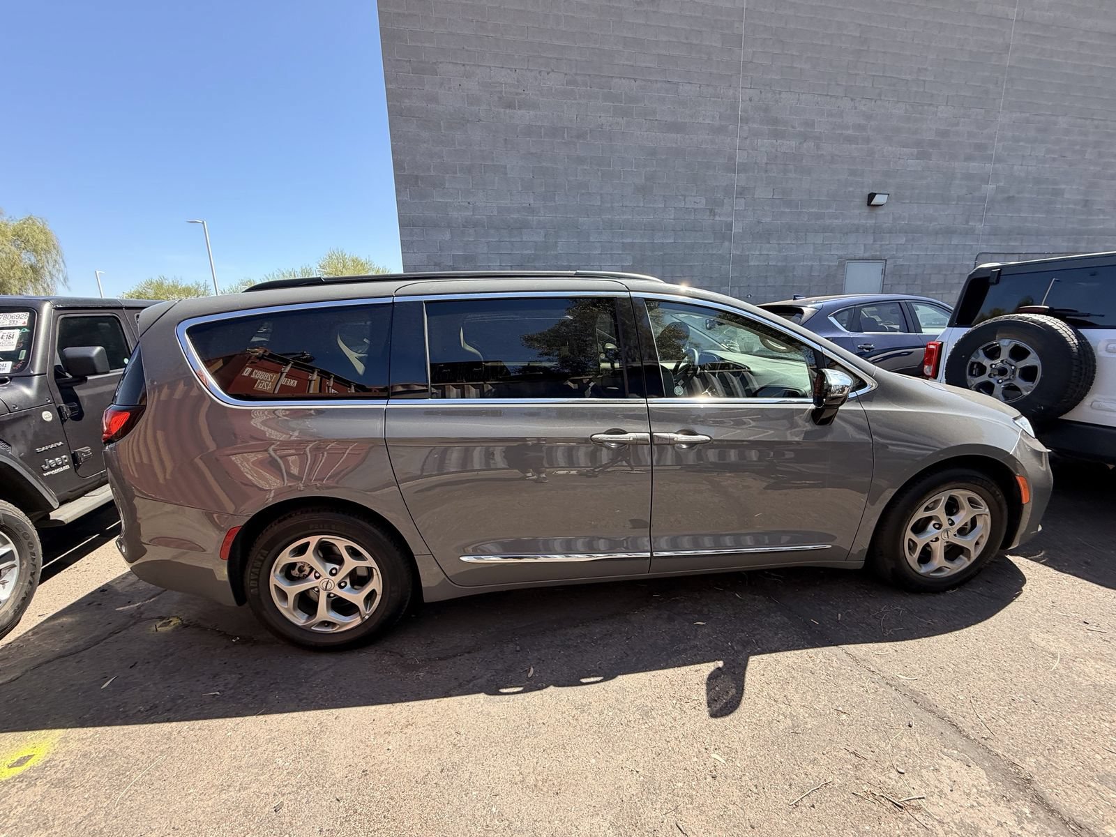 Used 2023 Chrysler Pacifica Limited FWD image 3