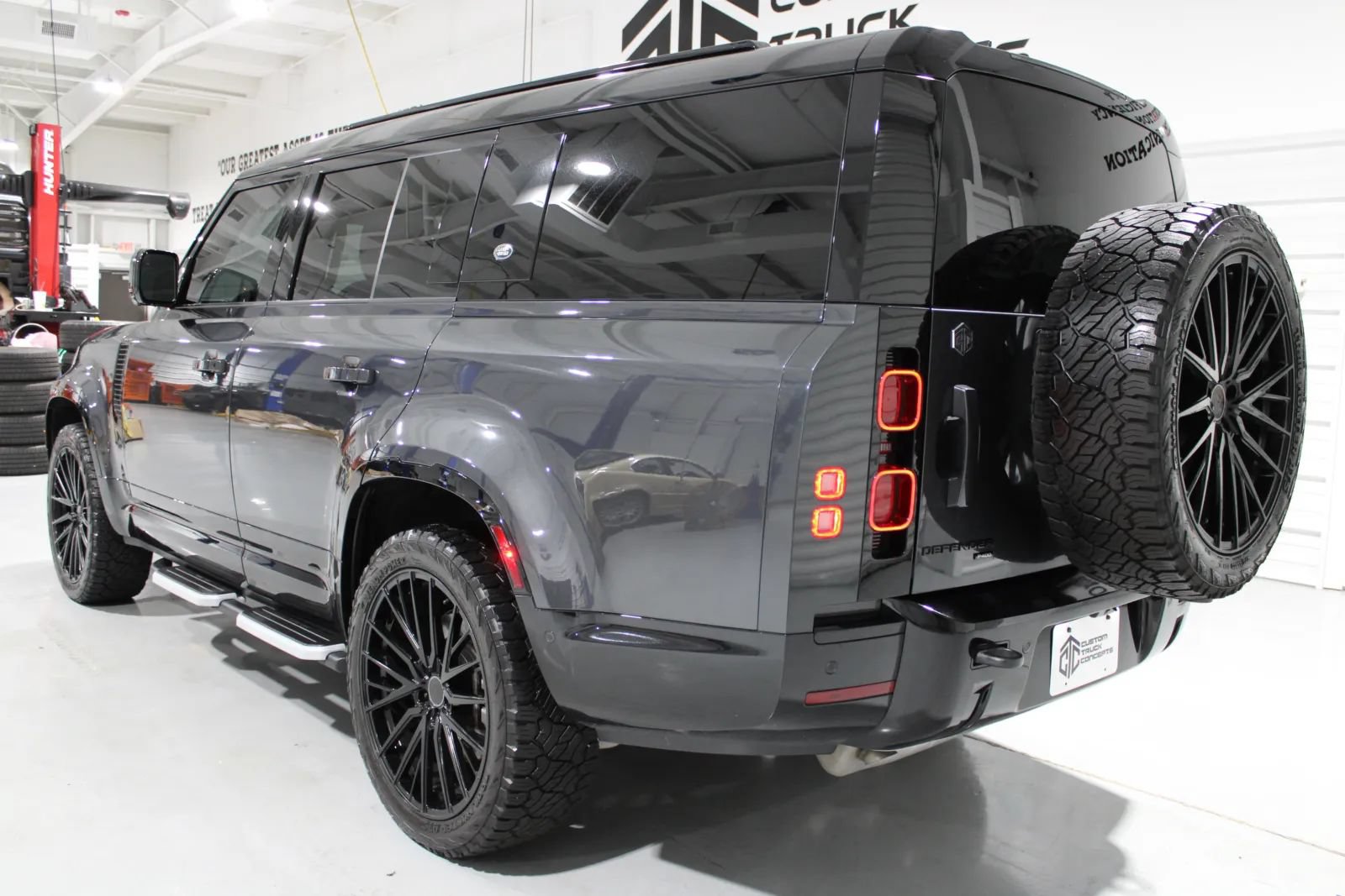 Used 2023 Land Rover Defender 130 X-Dynamic SE AWD/4WD image 38