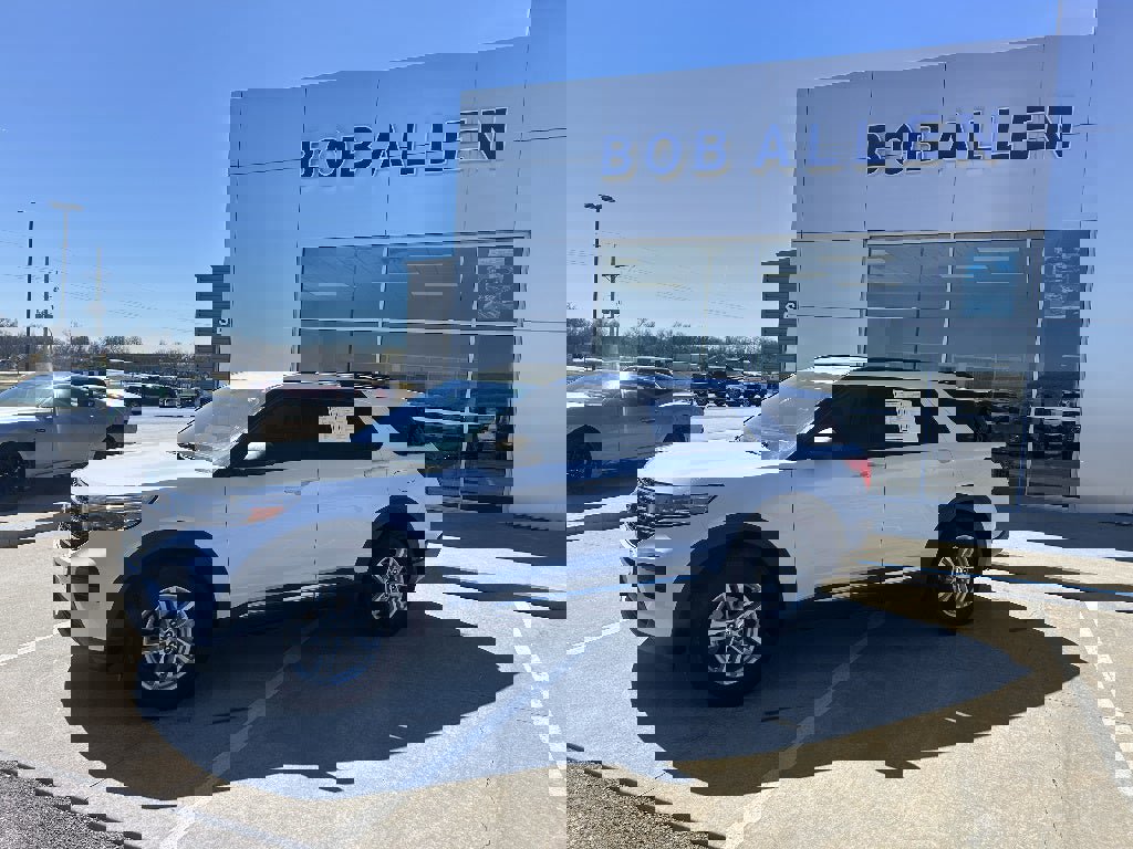 Used 2021 Ford Explorer XLT image 2