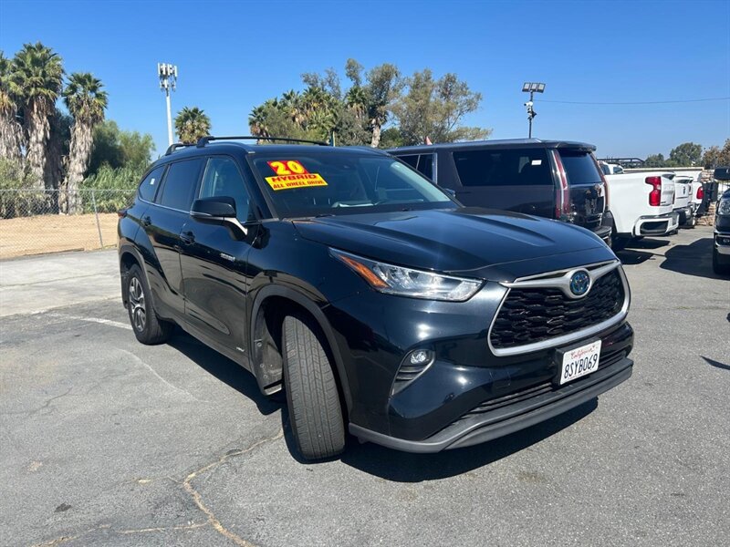 Used 2020 Toyota Highlander XLE AWD/4WD image 3
