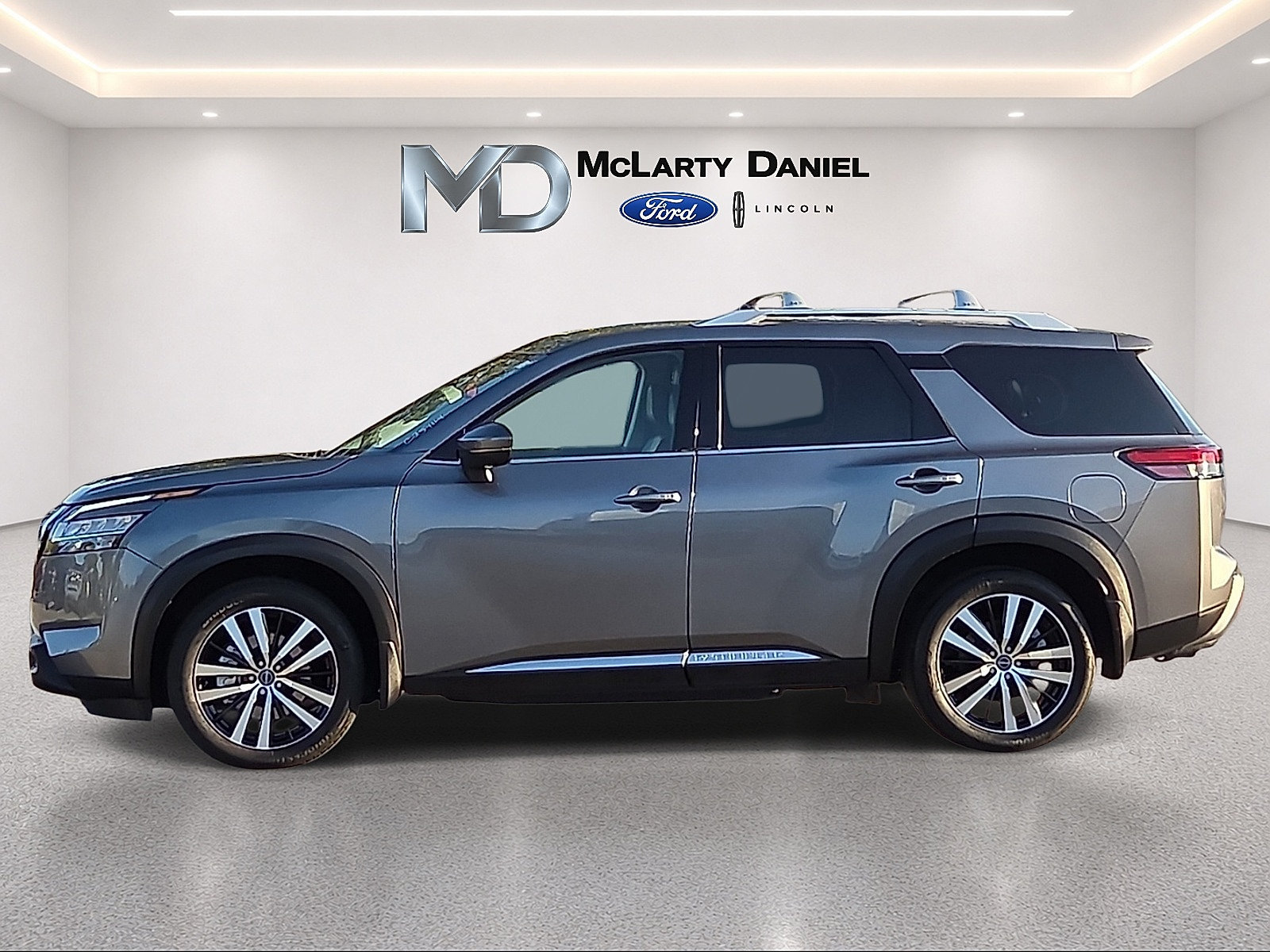 Used 2024 Nissan Pathfinder Platinum w/ Black Appearance Package AWD/4WD image 3