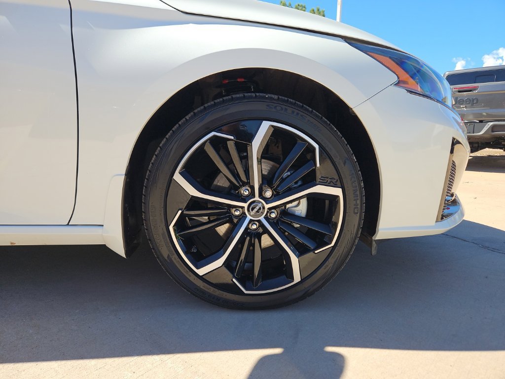 Used 2023 Nissan Altima 2.5 SR w/ SR Premium Package FWD image 9