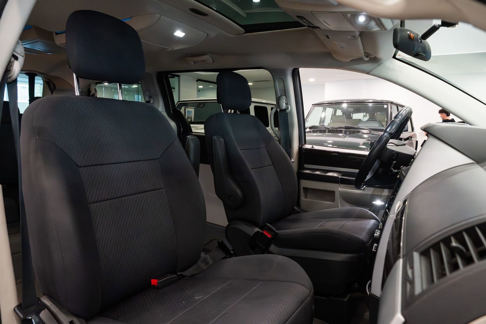 Used 2010 Dodge Grand Caravan SXT FWD image 12