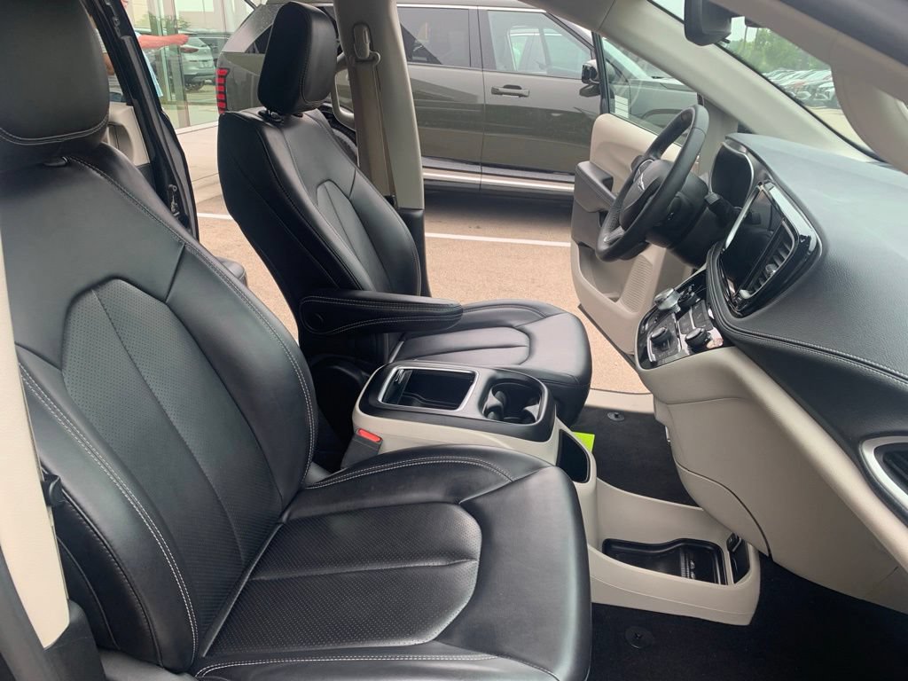 Used 2023 Chrysler Pacifica Touring-L FWD image 16