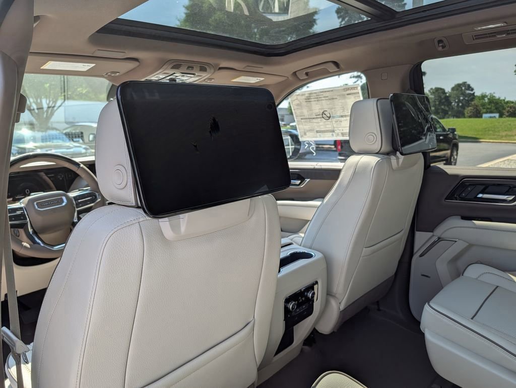 New 2026 GMC Yukon Denali w/ Denali Reserve Package AWD/4WD image 13