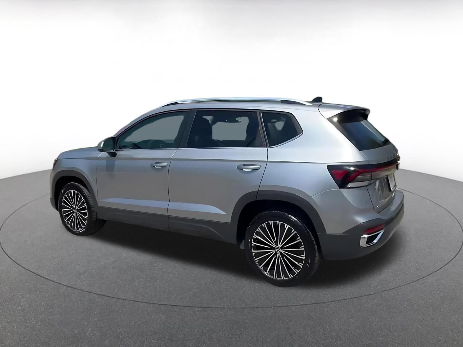 Used 2025 Volkswagen Taos SE FWD image 10