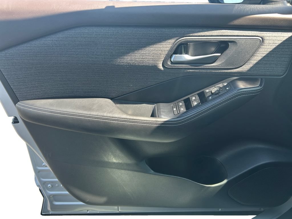 Used 2023 Nissan Rogue SV AWD/4WD image 6