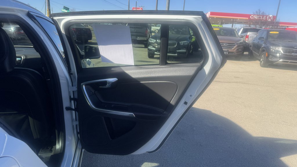 Used 2017 Volvo V60 T6 R-Design Platinum w/ Climate Package image 21