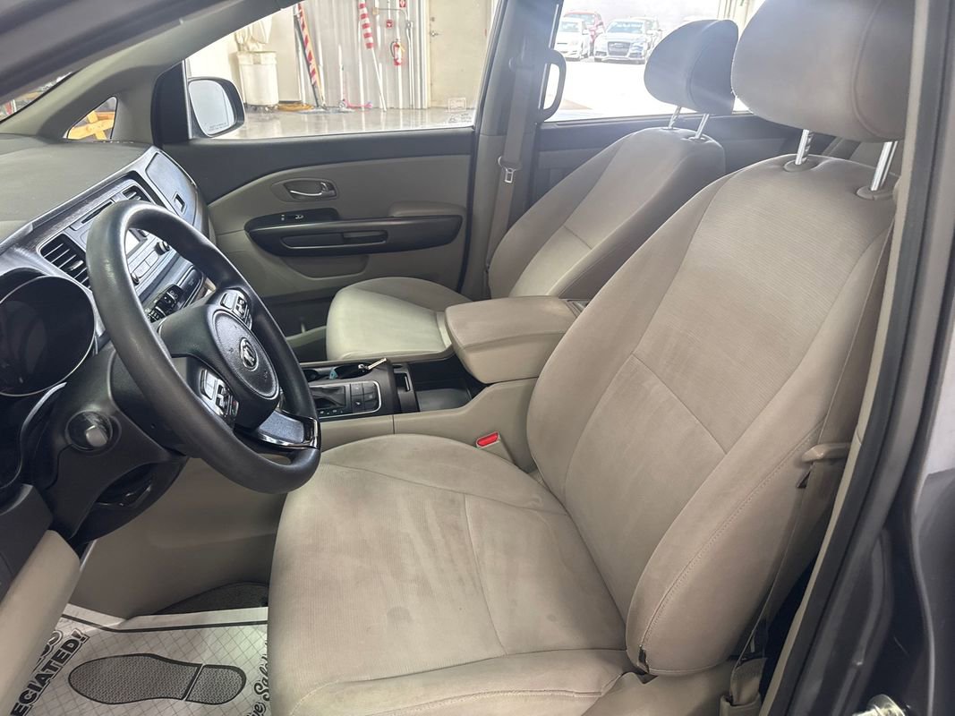 Used 2015 Kia Sedona LX w/ LX Convenience Package image 9