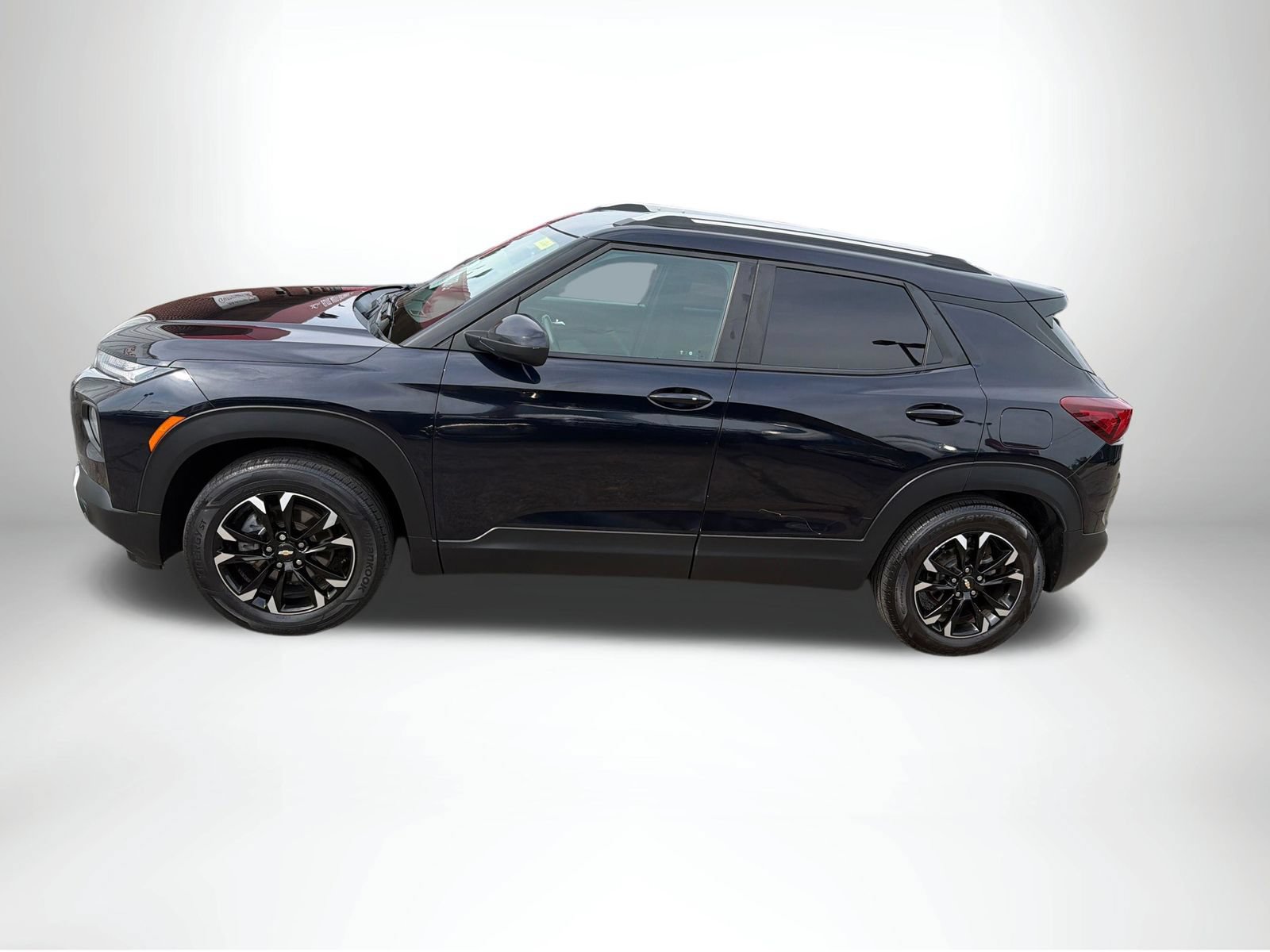 Used 2021 Chevrolet TrailBlazer LT w/ Premium Seating Package FWD image 3