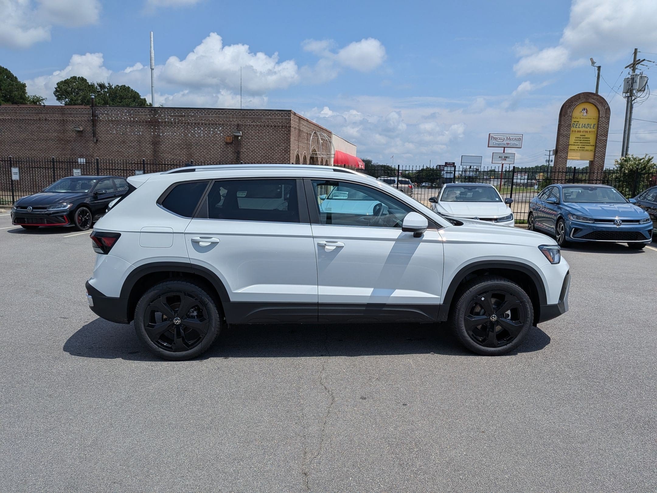 New 2026 Volkswagen Taos SEL AWD/4WD image 2