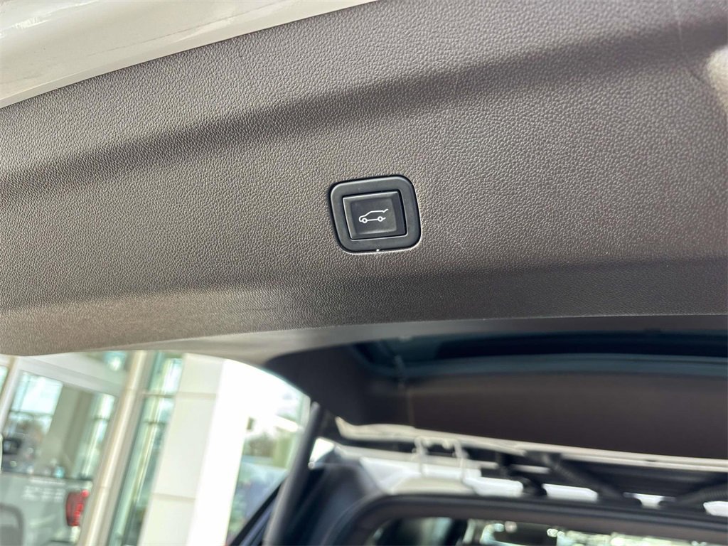 Used 2023 GMC Yukon XL SLT w/ SLT Luxury Package image 16