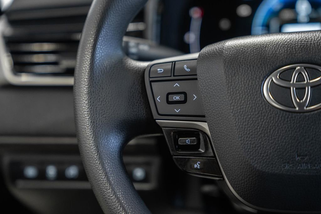 Used 2025 Toyota Camry LE image 27