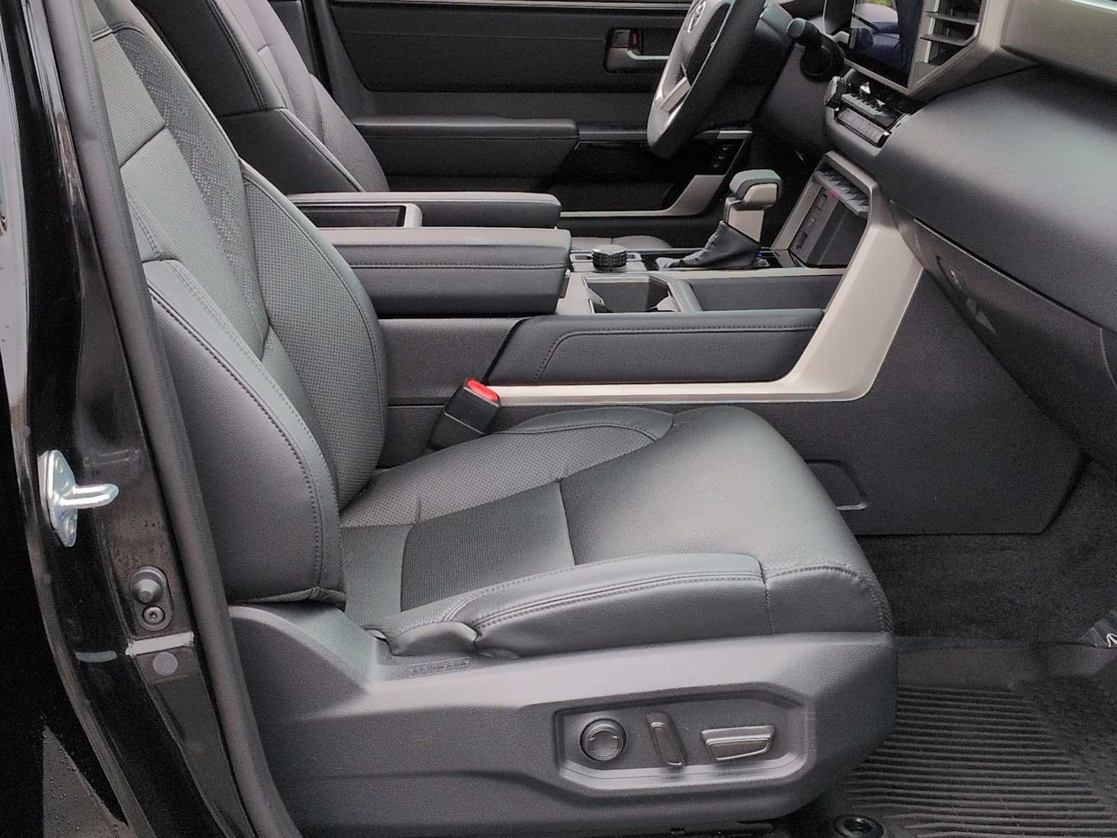 Used 2025 Toyota Tundra Limited AWD/4WD image 22