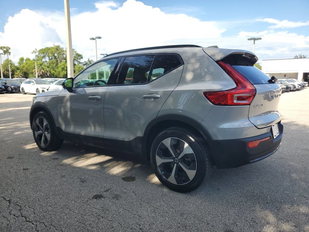 Used 2025 Volvo XC40 B5 Plus AWD/4WD image 8