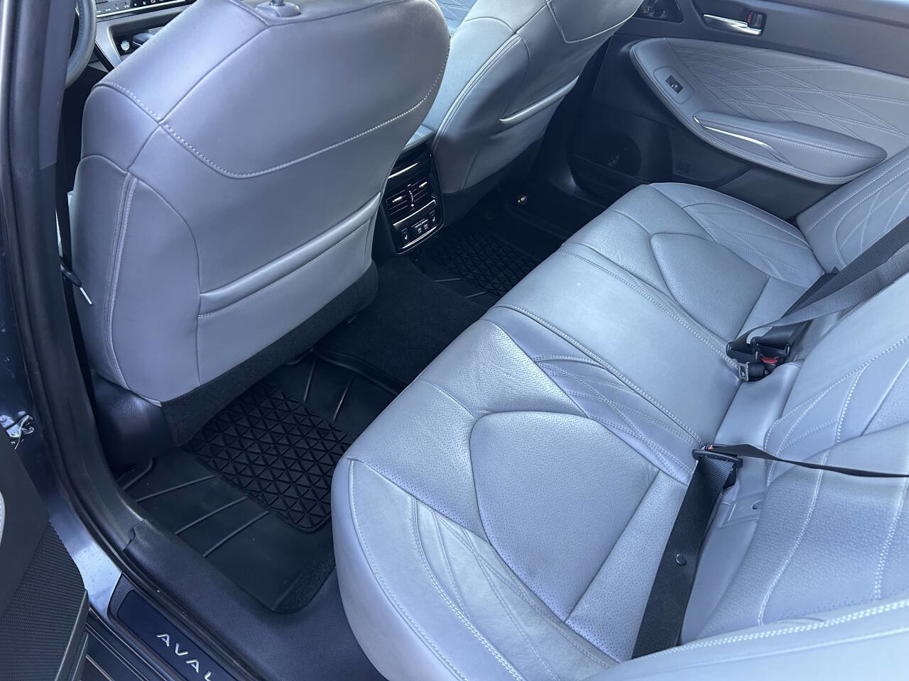 Used 2020 Toyota Avalon Limited image 30