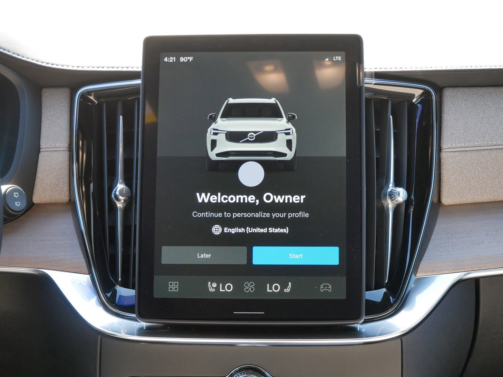 New 2025 Volvo XC90 T8 Core image 7