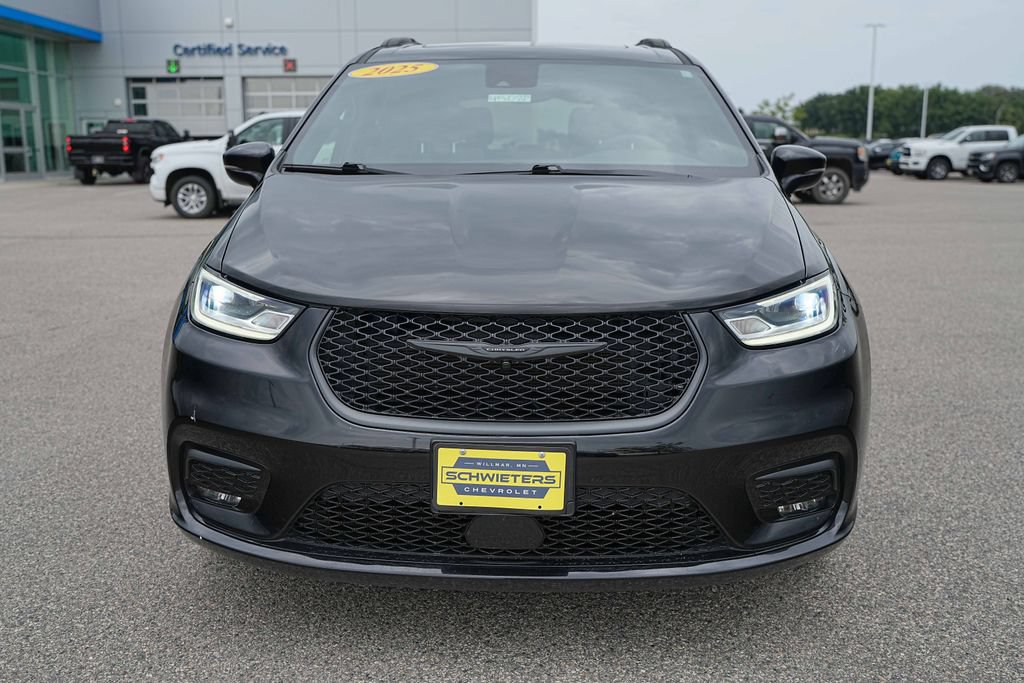 Used 2025 Chrysler Pacifica Limited FWD image 2